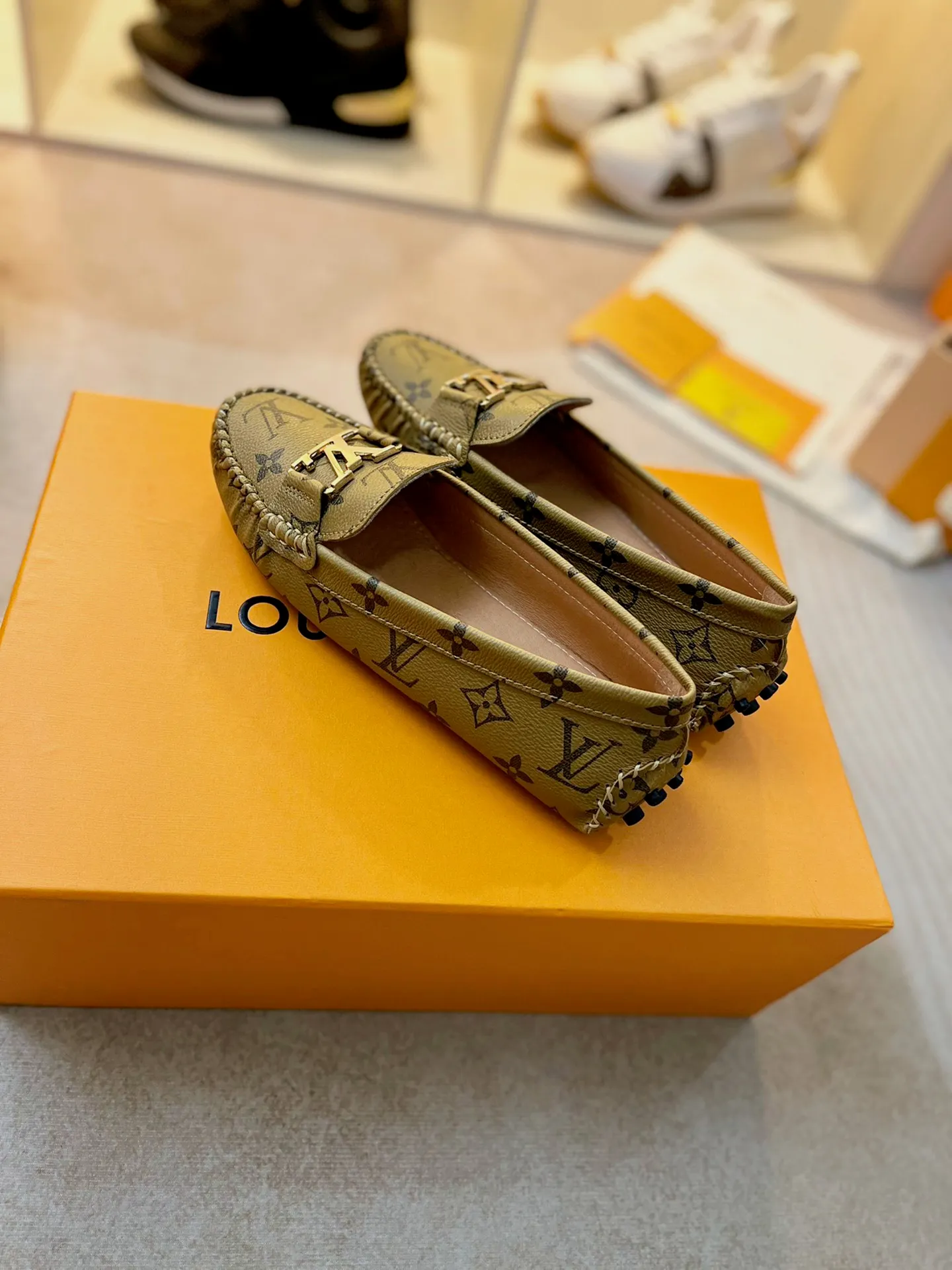 p460💰Couple model❤️🇫🇷 𝙇𝙤𝙪𝙞𝙨 𝙑𝙪𝙞𝙩𝙩𝙤𝙣 🇫🇷Louis Vuitton 2023 Classic𝓛𝓿 𝓣𝓻𝓪𝓲𝓷𝓮𝓻 Sports Series ➪➪➪¯ [Arizona Doudou Shoes Series] ▪️▪️▪️Arizona slip-on shoes are made of Monogram Eclipse canvas. Its hand-painted and dyed edges and hand-sewn uppers fully demonstrate Louis Vuitton's traditional shoemaking craftsmanship. This slip-on shoe is very lightweight. The integrated tongue and upper make it particularly comfortable and flexible. The soft outsole is equipped with rubber padding. Decorated with matching sash. Detailed features: ☑️Monogram Eclipse canvas ☑️Black Eclipse pattern ☑️Hand-painted shoe edges ☑️Hand-sewn uppers (each pair takes time to process) ☑️Integrated tongue and upper construction ☑️Outsole equipped with rubber lining ☑️size: 35_46